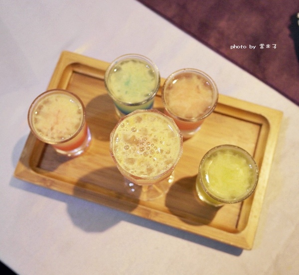 Mumu小巴黎：台南中西區]mumu小巴黎-精緻料理X微醺飲品!!推各種調酒，杯杯炫目迷人!豬腰肉排香唷!!