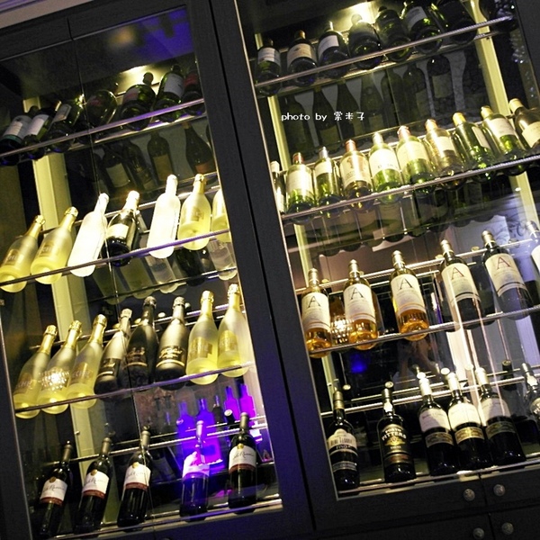 Mumu小巴黎：台南中西區]mumu小巴黎-精緻料理X微醺飲品!!推各種調酒，杯杯炫目迷人!豬腰肉排香唷!!