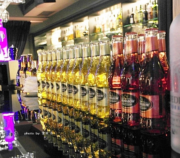 Mumu小巴黎：台南中西區]mumu小巴黎-精緻料理X微醺飲品!!推各種調酒，杯杯炫目迷人!豬腰肉排香唷!!