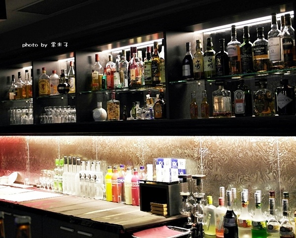 Mumu小巴黎：台南中西區]mumu小巴黎-精緻料理X微醺飲品!!推各種調酒，杯杯炫目迷人!豬腰肉排香唷!!