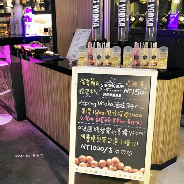 Mumu小巴黎：台南中西區]mumu小巴黎-精緻料理X微醺飲品!!推各種調酒，杯杯炫目迷人!豬腰肉排香唷!!