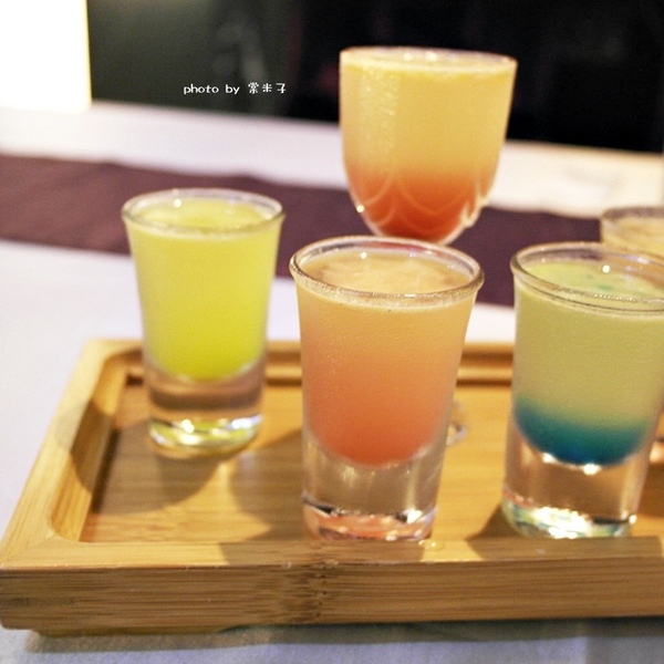 Mumu小巴黎：台南中西區]mumu小巴黎-精緻料理X微醺飲品!!推各種調酒，杯杯炫目迷人!豬腰肉排香唷!!