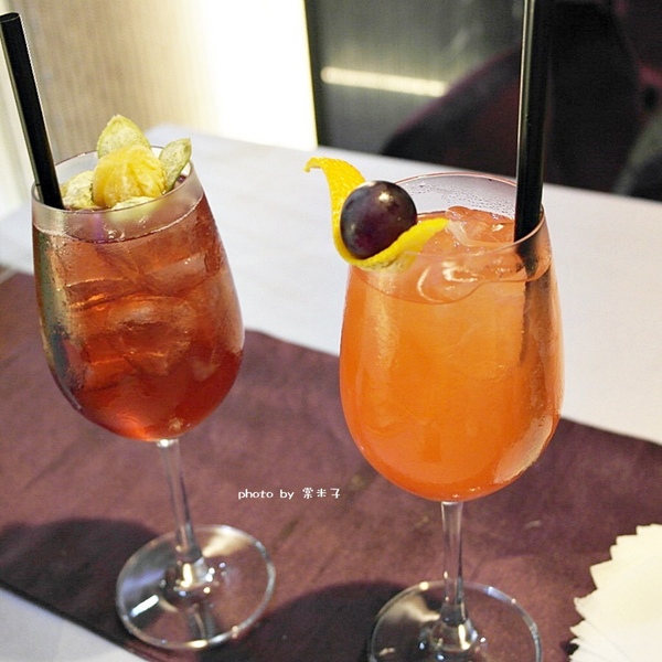 Mumu小巴黎：台南中西區]mumu小巴黎-精緻料理X微醺飲品!!推各種調酒，杯杯炫目迷人!豬腰肉排香唷!!