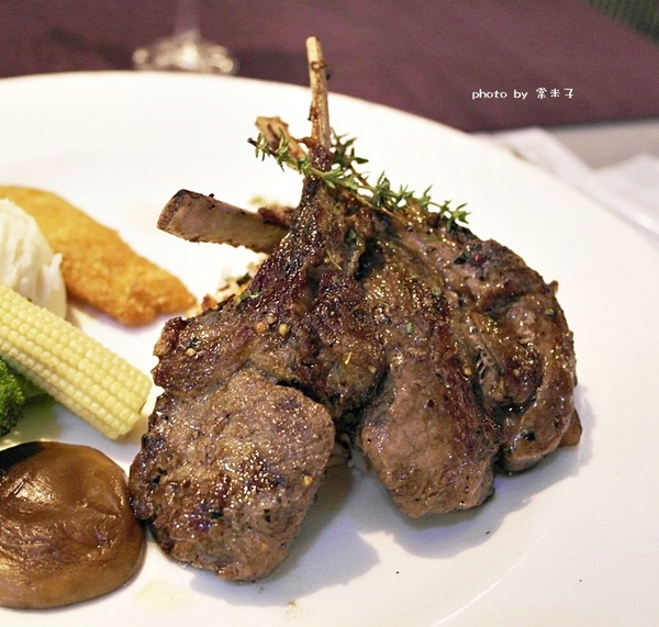 Mumu小巴黎：台南中西區]mumu小巴黎-精緻料理X微醺飲品!!推各種調酒，杯杯炫目迷人!豬腰肉排香唷!!