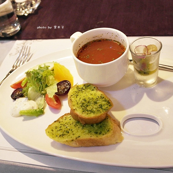 Mumu小巴黎：台南中西區]mumu小巴黎-精緻料理X微醺飲品!!推各種調酒，杯杯炫目迷人!豬腰肉排香唷!!