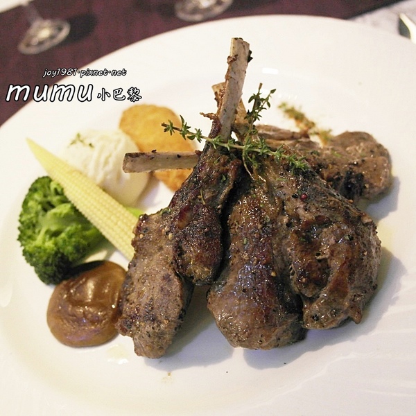 Mumu小巴黎：台南中西區]mumu小巴黎-精緻料理X微醺飲品!!推各種調酒，杯杯炫目迷人!豬腰肉排香唷!!