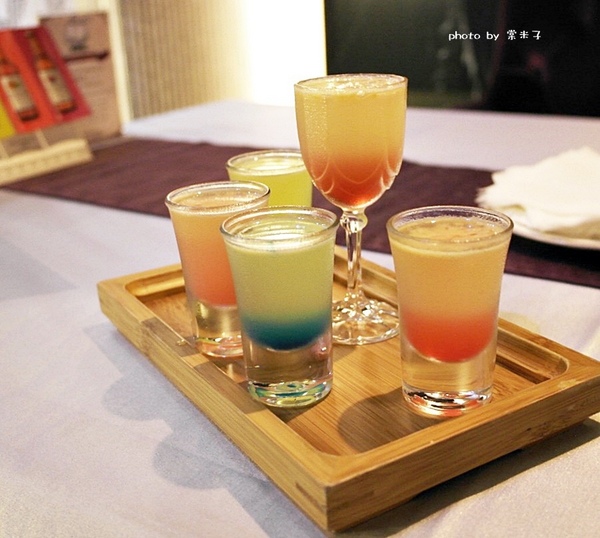 Mumu小巴黎：台南中西區]mumu小巴黎-精緻料理X微醺飲品!!推各種調酒，杯杯炫目迷人!豬腰肉排香唷!!