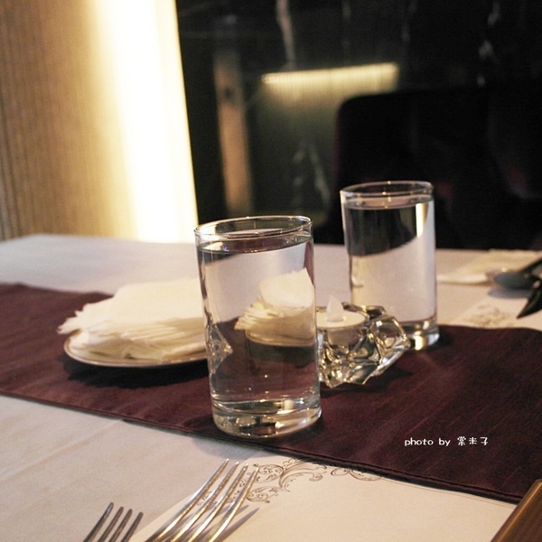 Mumu小巴黎：台南中西區]mumu小巴黎-精緻料理X微醺飲品!!推各種調酒，杯杯炫目迷人!豬腰肉排香唷!!