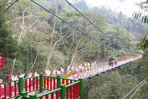 坪瀨琉璃光之橋：【南投】琉璃光之橋