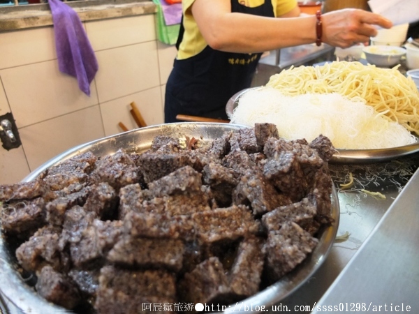 阿娟鴨肉羹 咖哩飯:【美食特搜。台南中西區】阿娟咖哩飯。超人氣紅牌咖哩飯 雞肉飯 當歸米血 吃到撐才甘願罷休