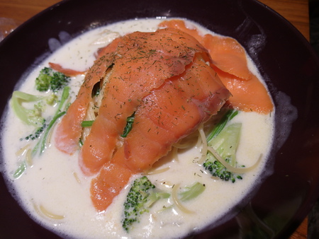 奶油煙燻鮭魚麵$180