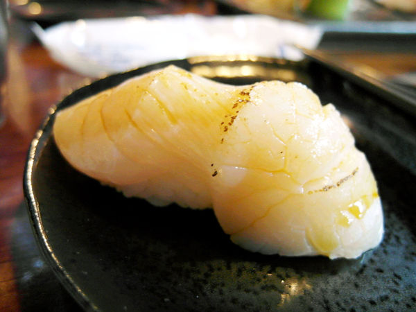 Hao すし生魚片、冷丼、握壽司專賣：【宜蘭】Hao すし生魚片、冷丼、握壽司專賣。拜倒在炙燒鮭魚的石柳裙下