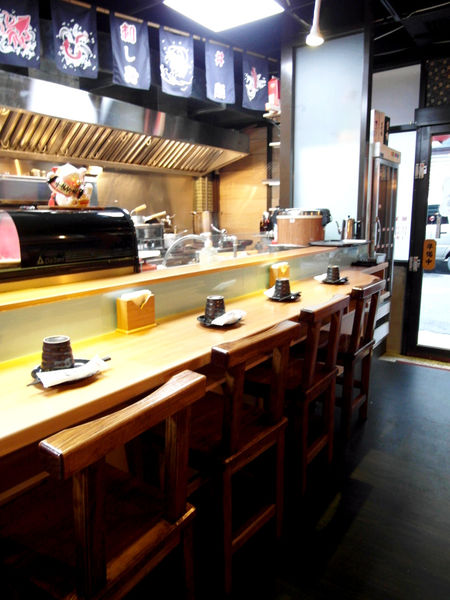 Hao すし生魚片、冷丼、握壽司專賣：【宜蘭】Hao すし生魚片、冷丼、握壽司專賣。拜倒在炙燒鮭魚的石柳裙下