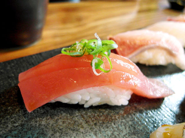 Hao すし生魚片、冷丼、握壽司專賣：【宜蘭】Hao すし生魚片、冷丼、握壽司專賣。拜倒在炙燒鮭魚的石柳裙下
