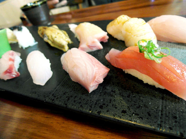 Hao すし生魚片、冷丼、握壽司專賣：【宜蘭】Hao すし生魚片、冷丼、握壽司專賣。拜倒在炙燒鮭魚的石柳裙下