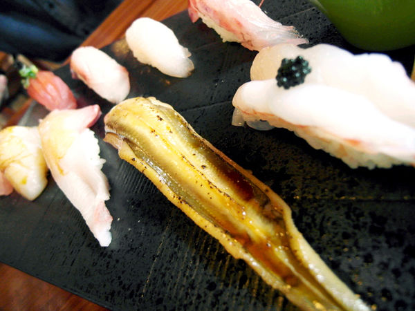 Hao すし生魚片、冷丼、握壽司專賣：【宜蘭】Hao すし生魚片、冷丼、握壽司專賣。拜倒在炙燒鮭魚的石柳裙下