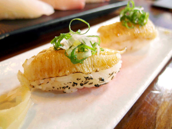 Hao すし生魚片、冷丼、握壽司專賣：【宜蘭】Hao すし生魚片、冷丼、握壽司專賣。拜倒在炙燒鮭魚的石柳裙下