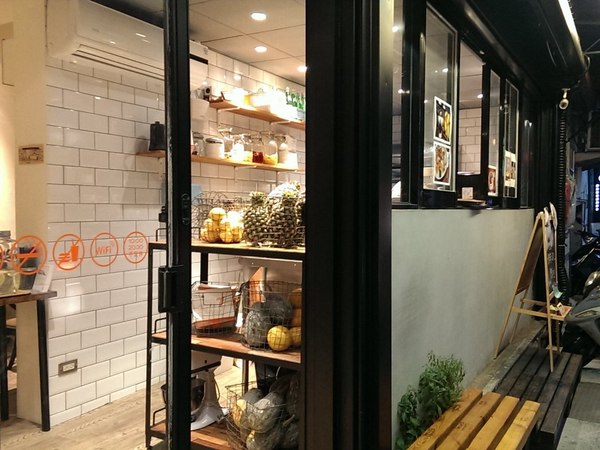 7finedays創意果汁店:《台北》7 finedays│輕食概念果汁吧~低負擔鮮嫩漢堡排@科技大樓站