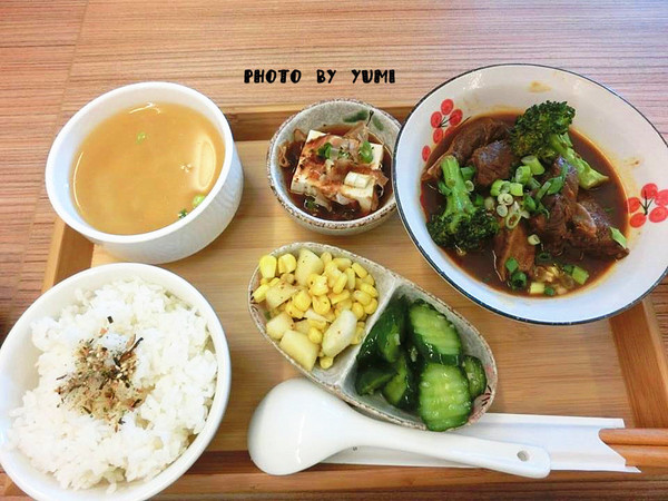 食茶父子:【邀稿】高cp值!簡單就是人間美味~紅燒牛腩定食及雞腿排咖哩飯大獲我心@食茶父子