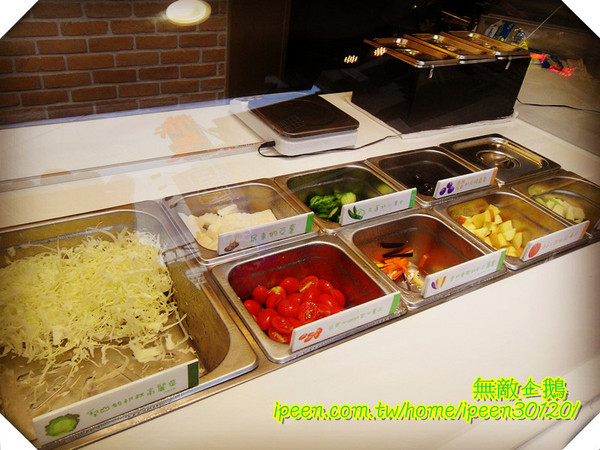 繼光香香雞(福星店)：【台中-逢甲夜市】逢甲『新地標』超搶眼!! 必吃美食..香香蔬果吧!!《繼光香香雞》