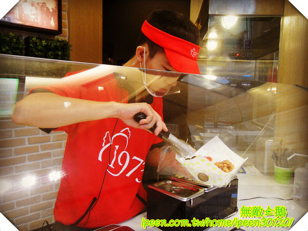 繼光香香雞(福星店)：【台中-逢甲夜市】逢甲『新地標』超搶眼!! 必吃美食..香香蔬果吧!!《繼光香香雞》