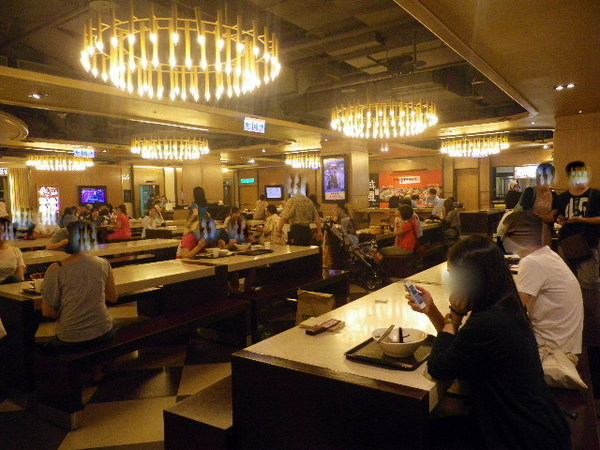 卯金刀抄手舖(微風店)：『友善餐廳』卯金刀抄手舖˙名符其實【友善】微笑標章掛臉龐