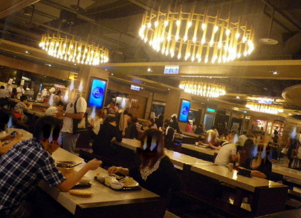 卯金刀抄手舖(微風店)：『友善餐廳』卯金刀抄手舖˙名符其實【友善】微笑標章掛臉龐