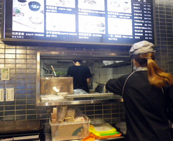 卯金刀抄手舖(微風店)：『友善餐廳』卯金刀抄手舖˙名符其實【友善】微笑標章掛臉龐