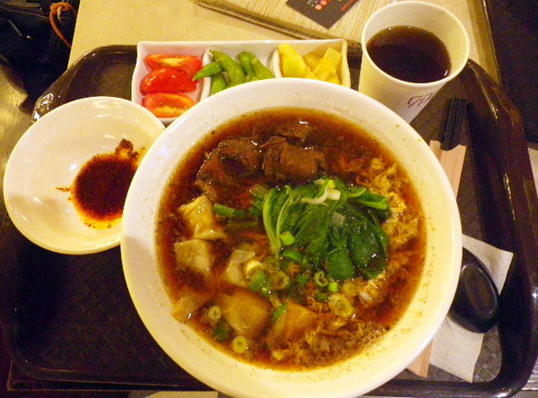 卯金刀抄手舖(微風店)：『友善餐廳』卯金刀抄手舖˙名符其實【友善】微笑標章掛臉龐