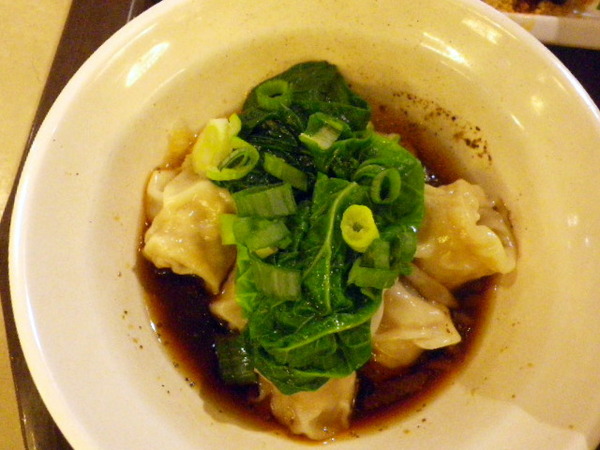 卯金刀抄手舖(微風店)：『友善餐廳』卯金刀抄手舖˙名符其實【友善】微笑標章掛臉龐