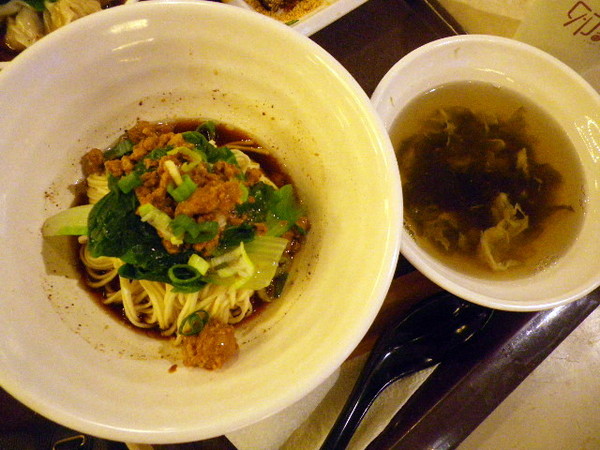 卯金刀抄手舖(微風店)：『友善餐廳』卯金刀抄手舖˙名符其實【友善】微笑標章掛臉龐