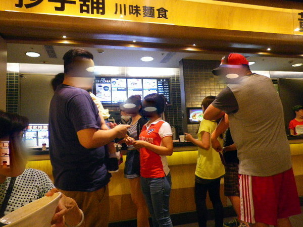 卯金刀抄手舖(微風店)：『友善餐廳』卯金刀抄手舖˙名符其實【友善】微笑標章掛臉龐