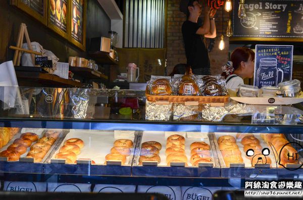 BUGEL Bagel Coffee(新板壹號店)：【台北美式】【北捷板橋站】Bügel Bagel 新板壹號店-每天吃貝果都不會膩．板橋輕食下午茶/貝果餐/捷運板橋站