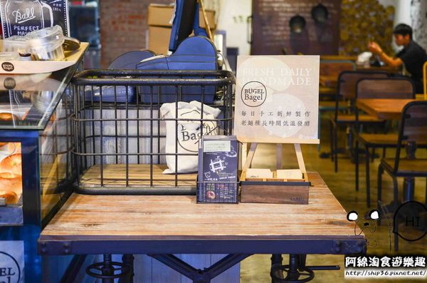 BUGEL Bagel Coffee(新板壹號店)：【台北美式】【北捷板橋站】Bügel Bagel 新板壹號店-每天吃貝果都不會膩．板橋輕食下午茶/貝果餐/捷運板橋站