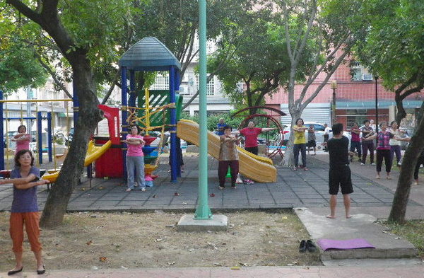 中壢復興運動公園：復興公園運動風氣盛行˙舞扇、舞劍、舞棍、活血功、排舞.樣樣行