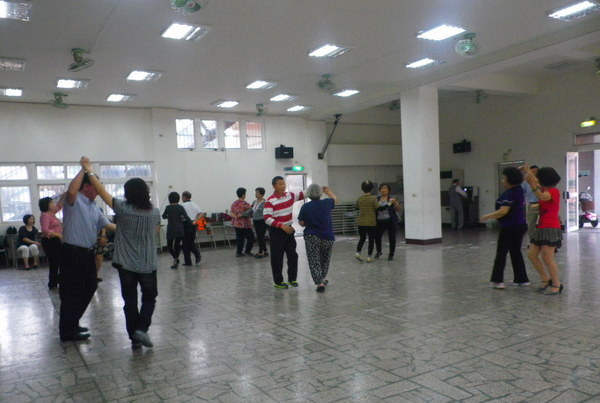 中壢復興運動公園：復興公園運動風氣盛行˙舞扇、舞劍、舞棍、活血功、排舞.樣樣行