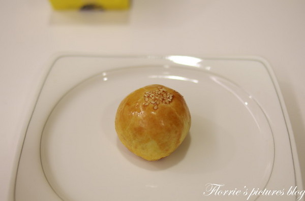 阿基師豐悅蛋黃酥：2014中秋節月餅禮盒介紹~7-11阿基師豐悅蛋黃酥(棗泥蛋黃酥)~綿密的棗泥餡，讓人一口接一口