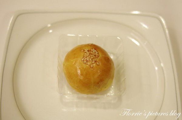 阿基師豐悅蛋黃酥：2014中秋節月餅禮盒介紹~7-11阿基師豐悅蛋黃酥(棗泥蛋黃酥)~綿密的棗泥餡，讓人一口接一口