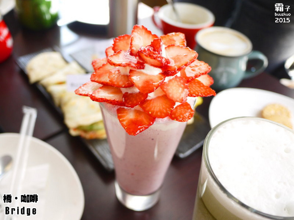 橋咖啡 bridge cafè：橋咖啡之草莓開花爆炸等級，還有獨特的橋餅～
