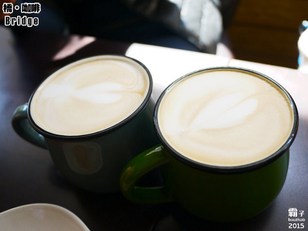 橋咖啡 bridge cafè：橋咖啡之草莓開花爆炸等級，還有獨特的橋餅～