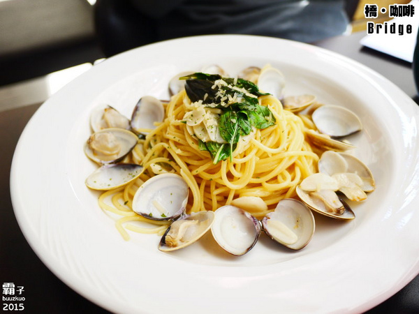 橋咖啡 bridge cafè：橋咖啡之草莓開花爆炸等級，還有獨特的橋餅～