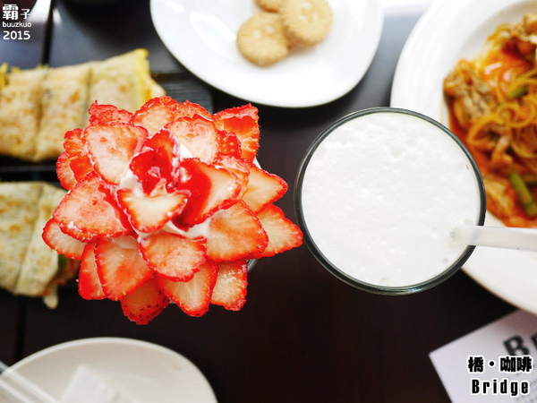 橋咖啡 bridge cafè：橋咖啡之草莓開花爆炸等級，還有獨特的橋餅～