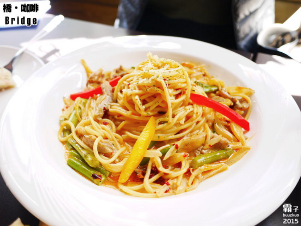 橋咖啡 bridge cafè：橋咖啡之草莓開花爆炸等級，還有獨特的橋餅～