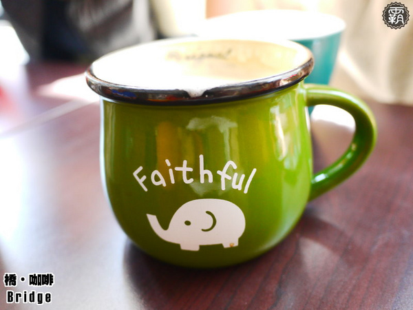 橋咖啡 bridge cafè：橋咖啡之草莓開花爆炸等級，還有獨特的橋餅～