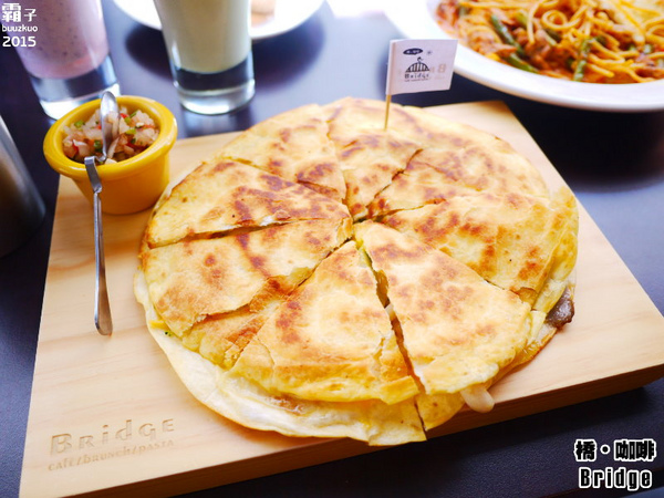 橋咖啡 bridge cafè：橋咖啡之草莓開花爆炸等級，還有獨特的橋餅～