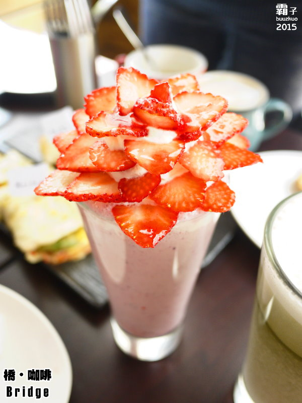 橋咖啡 bridge cafè：橋咖啡之草莓開花爆炸等級，還有獨特的橋餅～