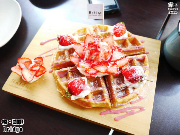 橋咖啡 bridge cafè：橋咖啡之草莓開花爆炸等級，還有獨特的橋餅～
