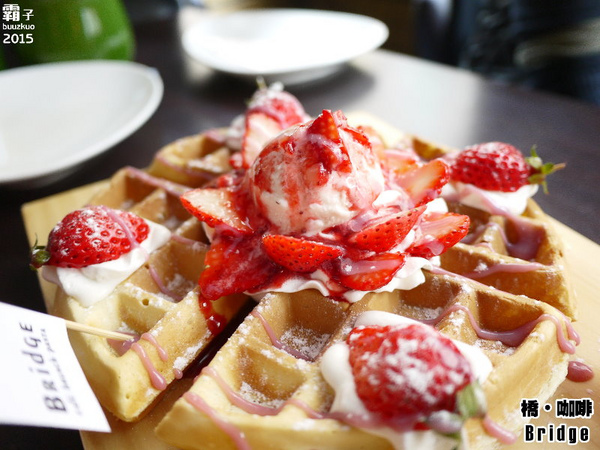 橋咖啡 bridge cafè：橋咖啡之草莓開花爆炸等級，還有獨特的橋餅～