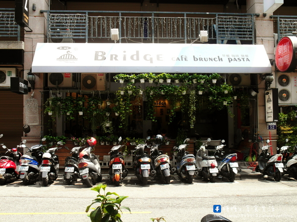 橋咖啡 bridge cafè：〖台中│美食〗橋咖啡 bridge cafè ❤ 一中益民商圈超人氣早午餐，漢堡堡cp值超高，還有龍蝦沙拉蛋餅、三明治、法式吐司，等你來品嘗~~