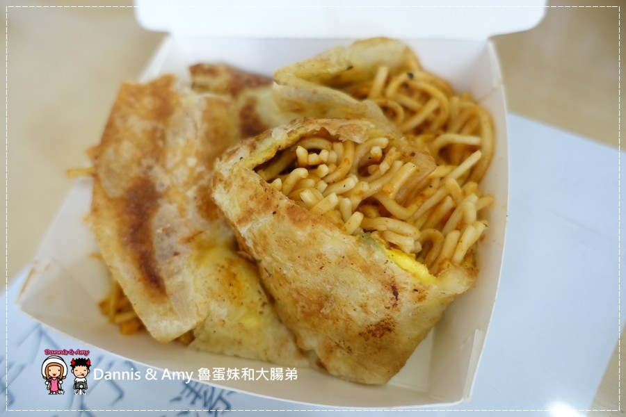 20161020《新竹平價好吃早餐》薯霸早餐x熱量高但薯泥控必點的薯泥蛋餅x熱狗蛋餅x鐵板麵蛋餅︱影片 (15).jpg